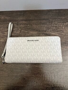 Michael Kors Jet Set continental wallet in white/gray like new